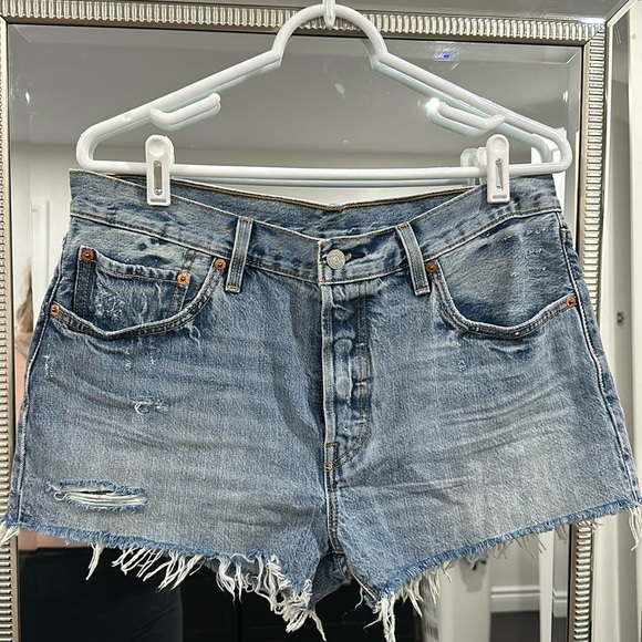 Levi’s short shorts silver buttons never worn frayed style light wash jean denim - Picture 1 of 5